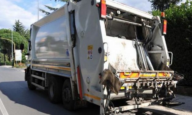 A Sale si rovescia il camion della spazzatura bloccando la circolazione stradale