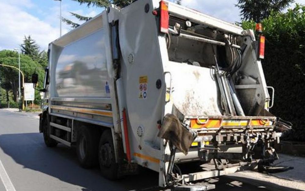 A Sale si rovescia il camion della spazzatura bloccando la circolazione stradale