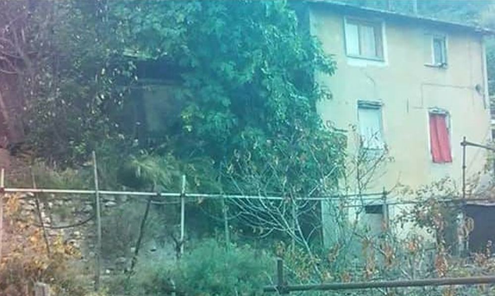 In questa casa dichiarata inagibile a Imperia vivono italiani senza acqua e luce, ma il Comune non fa nulla