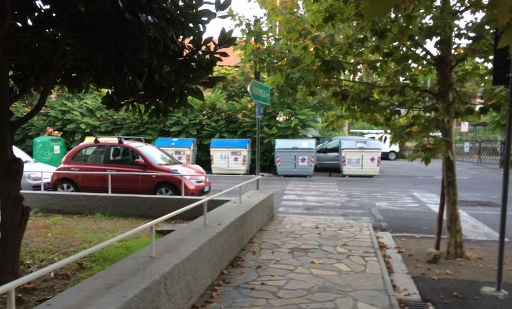 Ma perché a Diano Marina nessuno sui preoccupa di verificare e sostituire i cassonetti rotti? Così aumenteranno le tasse….