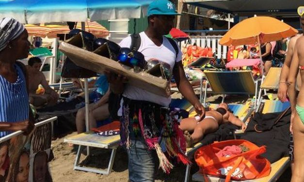 Non tutti i “vu cumprà” sono uguali. Lo spiega un tortonese in vacanza nel Golfo Dianese