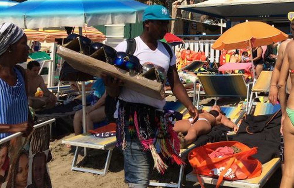 Non tutti i “vu cumprà” sono uguali. Lo spiega un tortonese in vacanza nel Golfo Dianese