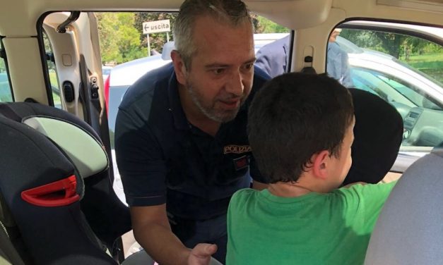 Alessandria, chiude i figli di 3 e 5 anni in auto sotto il sole a 34 gradi e con i finestrini chiusi