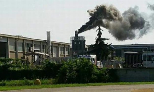 Nube nera a Sale per un incendio ad una ditta locale. Quattro ore per spegnere le fiamme, interviene anche l’Arpa