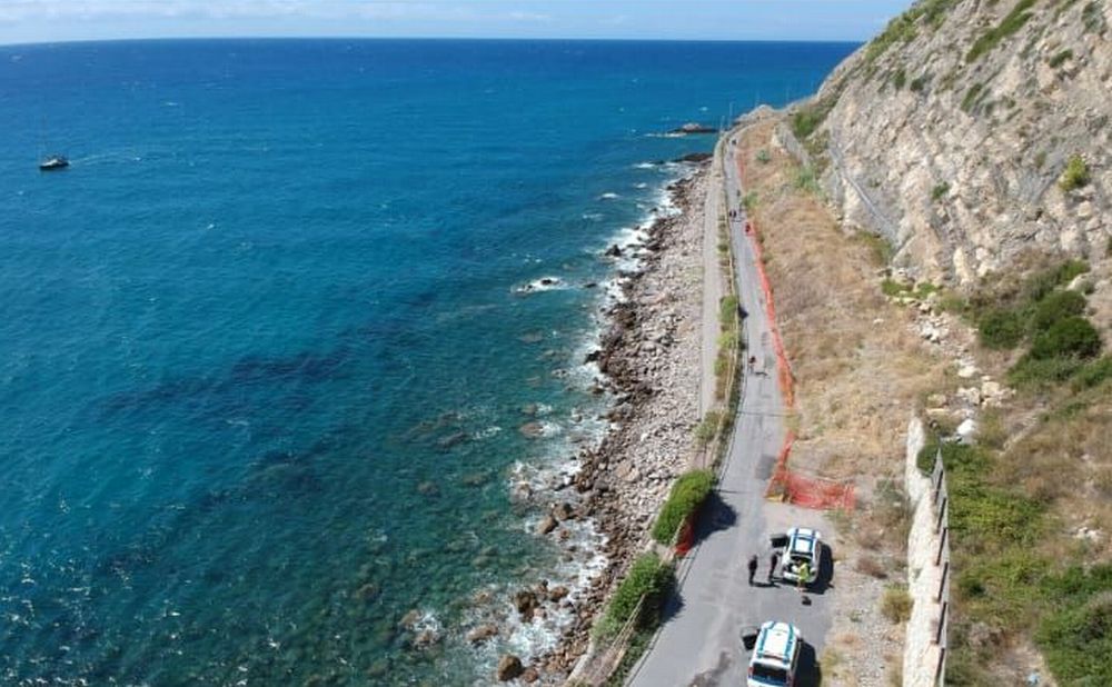 Un deposito abusivo di merce contraffatta sull’Incompiuta scoperto dai Vigili di Diano Marina