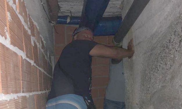 A Diano Marina i venditori abusivi nascondevano borse dentro questa intercapedine di un condominio