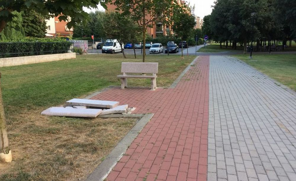 Ma a Tortona ci sono persone che vanno in giro con una mazza a spaccare panchine di marmo?