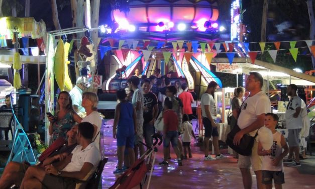 Le immagini del sabato sera di festa a Diano Marina con canti e balli: la gente vuole voltare pagina ed è stanca di brutte notizie