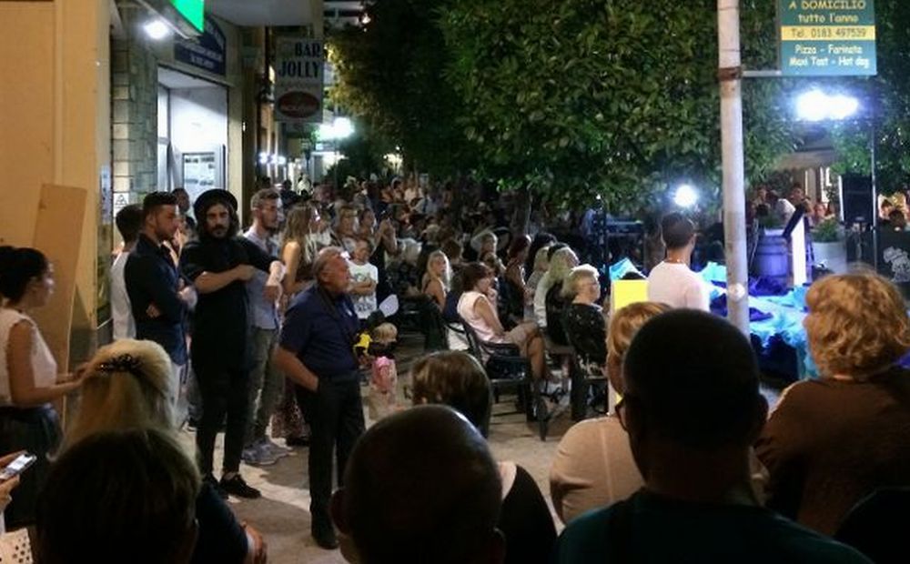 Tanti giovani dianesi in passerella per la sfilata di moda in via Genala a Diano Marina