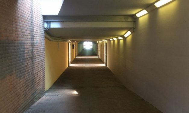 A Tortona in questo sottopasso da lunedì passeranno centinaia di bambini: il Comune promette 8 telecamere e agenti