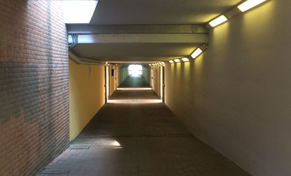 A Tortona in questo sottopasso da lunedì passeranno centinaia di bambini: il Comune promette 8 telecamere e agenti