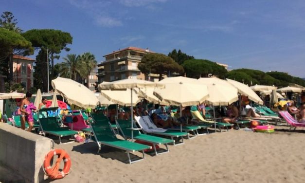 Diano Marina si culla negli allori e continua a perdere turisti. Dati pessimi a luglio, con gli italiani a picco: -6%