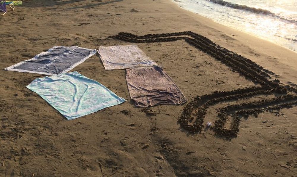 La mancanza di rispetto di chi occupa così le poche spiagge libere di  Diano Marina. Il diavolo però…..