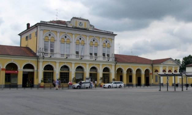 Si stacca un pezzo di cornicione dalla stazione ferroviaria di casale Monferrato
