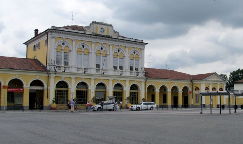 Si stacca un pezzo di cornicione dalla stazione ferroviaria di casale Monferrato