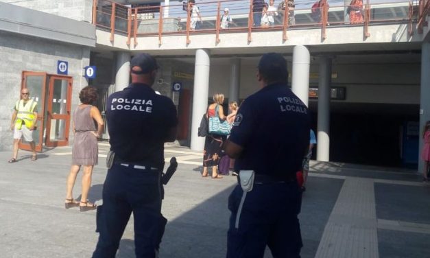 Controlli capillari alla stazione di Diano da parte della Polizia locale