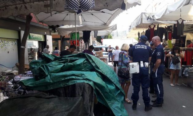 La Polizia Locale di Diano Marina sequestra merce originale per 40 mila euro. Le immagini