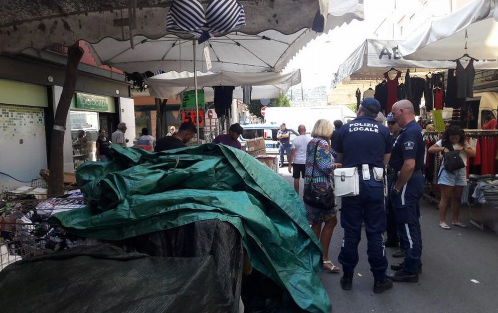 La Polizia Locale di Diano Marina sequestra merce originale per 40 mila euro. Le immagini