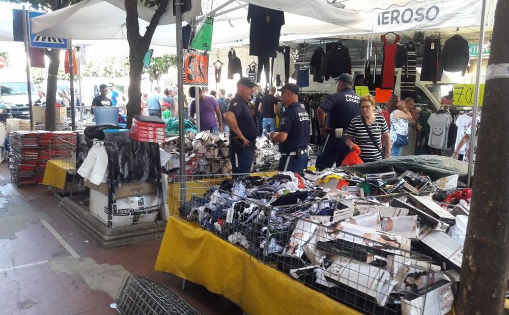 Nuove multe della Polizia Locale di Diano Marina agli ambulanti del mercato che non rispettano le norme