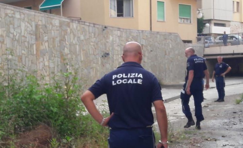200 chiamate in pochi giorni alla Polizia Locale di Diano Marina che ha sequestrato droga e preso un vandalo