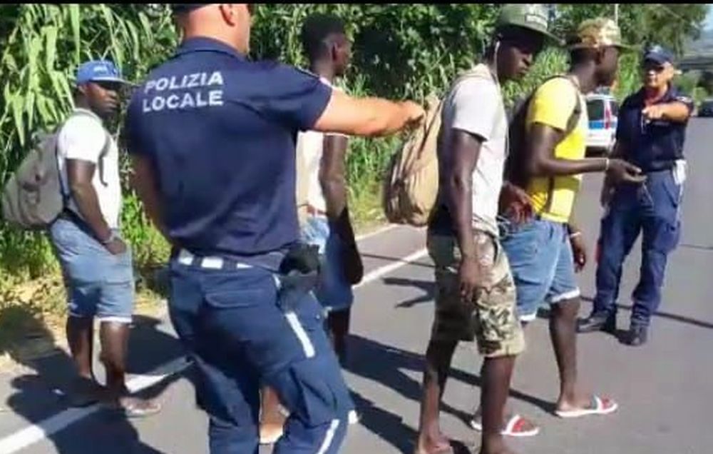 La Guerra tra i Vigili di Diano Marina e i venditori abusivi che scavano percorsi tra le canne. Le immagini