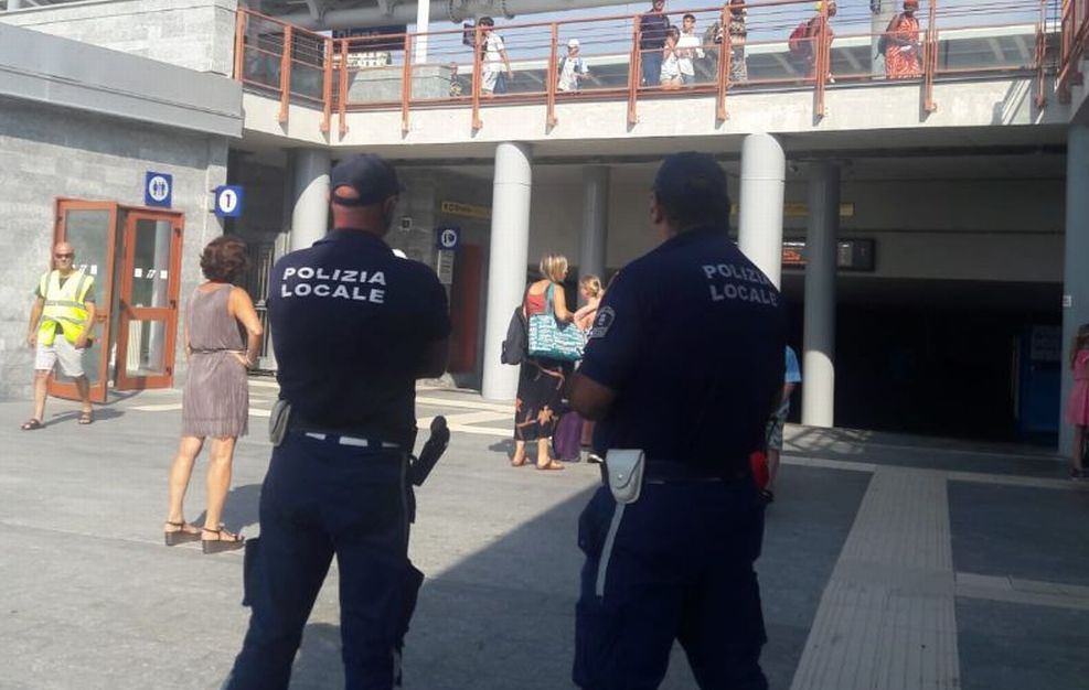 Controlli capillari alla stazione di Diano da parte della Polizia locale