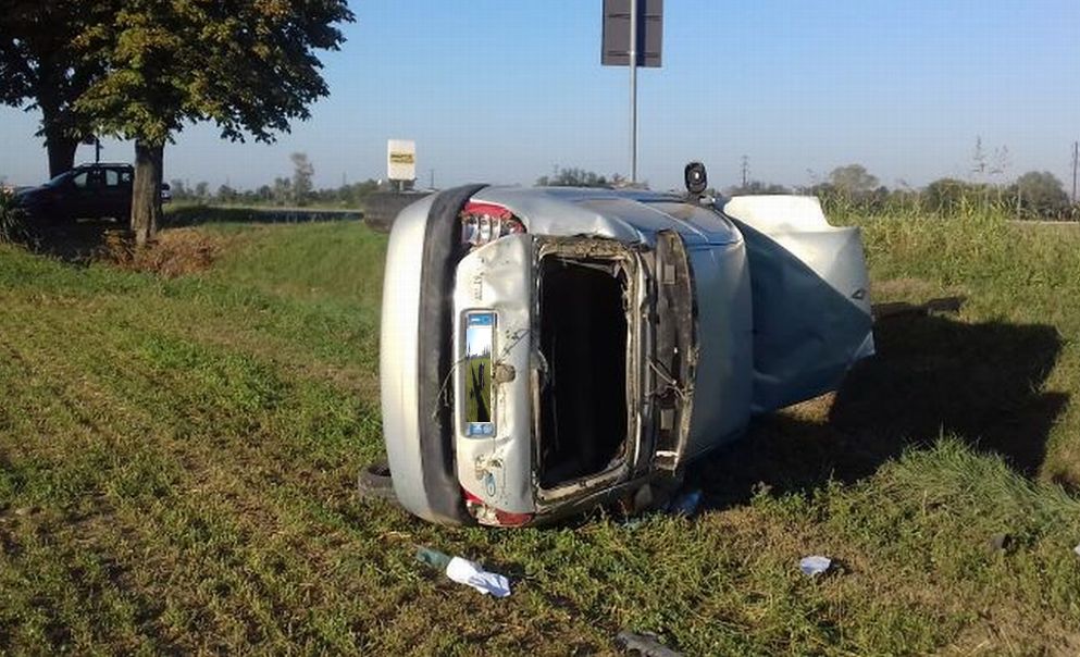 A Pontecurone un’auto finisce in un campo e il guidatore esce praticamente illeso