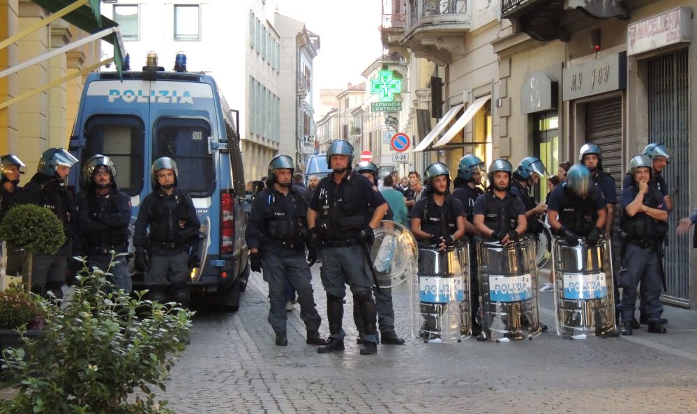 Controlli speciali della Polizia a Tortona, alla stazione per gli stranieri e in centro per la mascherina, trovati 8 delinquenti