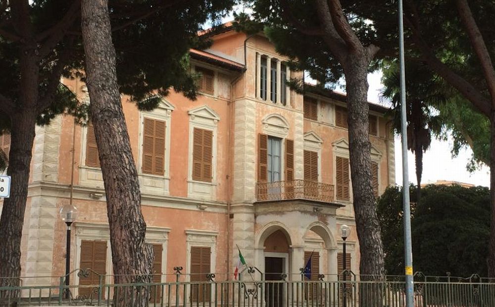Diano marina, si rompe il pavimento della scuola a Villa Scarsella, il Comune interviene subito