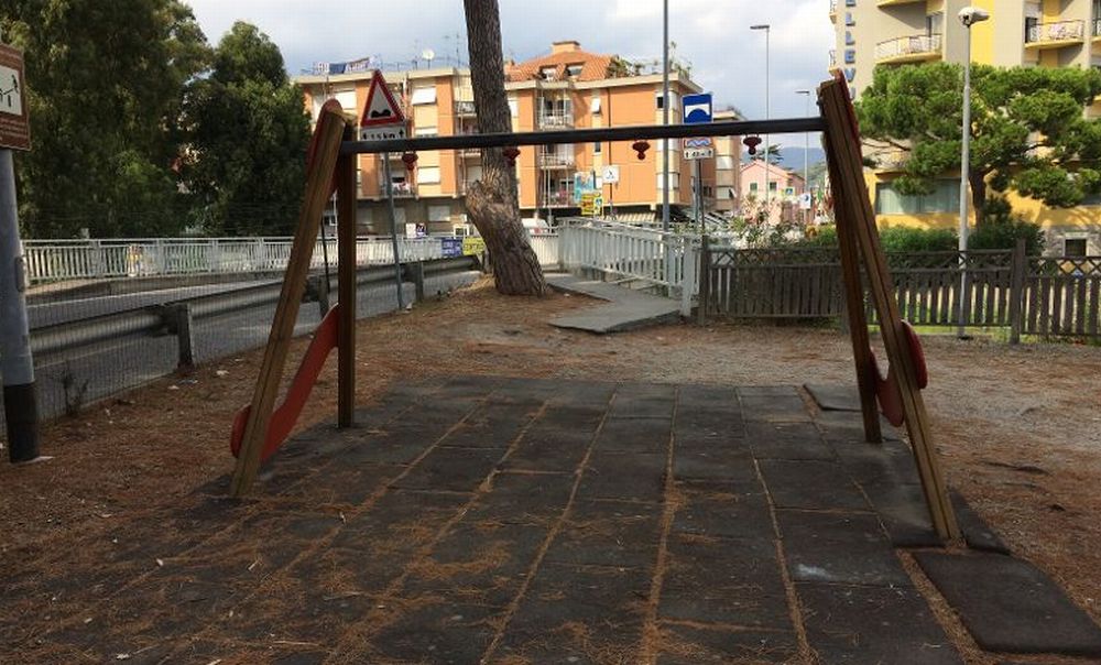 L’altalena al parco giochi di Diano Marina è rimasta così tutta l’estate!