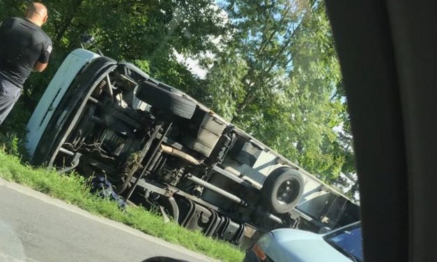 Incidente stradale alla periferia di Tortona: un camion si ribalta ed esce fuori strada