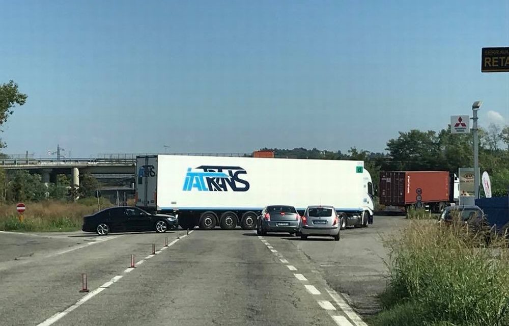 A Tortona, come avevamo preannunciato sulla ex statale 10 i camion attraversano la strada