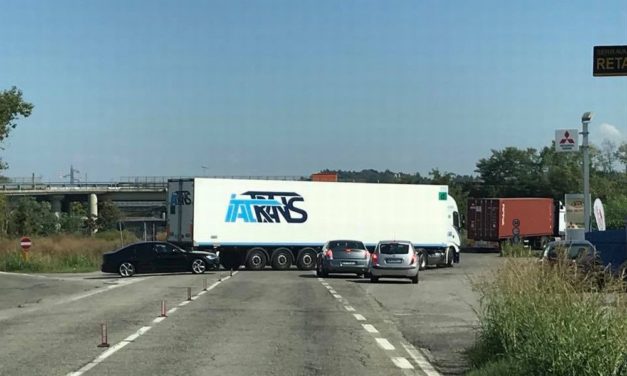 A Tortona troppe auto fanno inversione ad U sulla statale per Alessandria creando pericolo. Bardone chiede una rotonda provvisoria