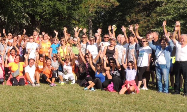 Le immagini delle circa 200 persone che a Tortona hanno inaugurato la camminata delle 12 scalinate