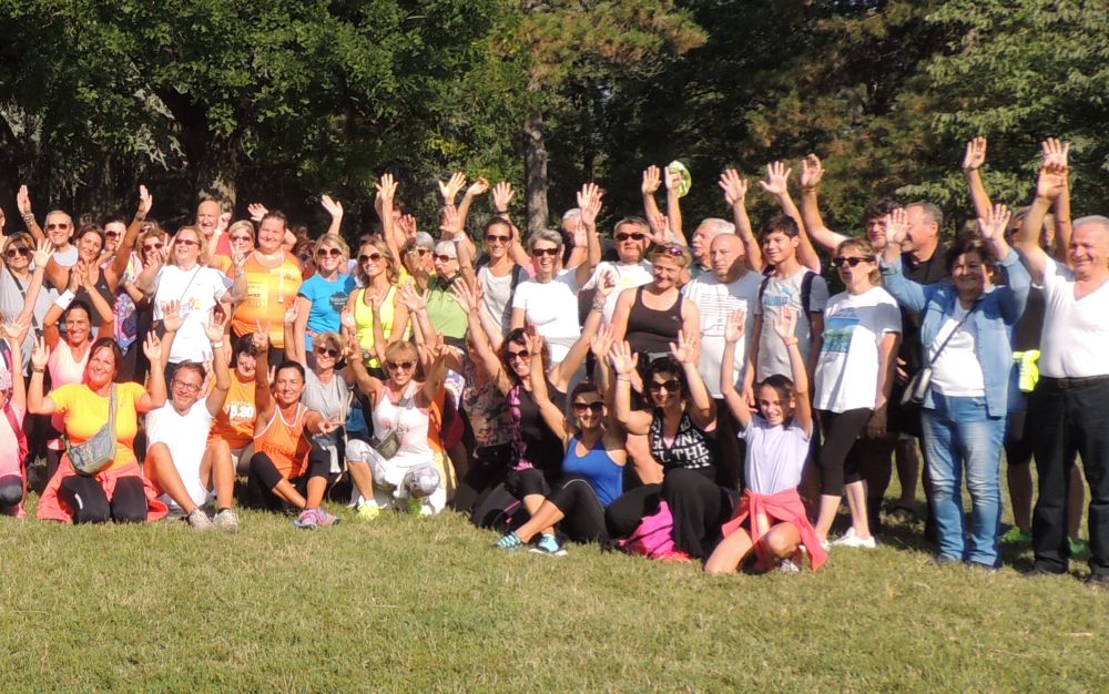 Le immagini delle circa 200 persone che a Tortona hanno inaugurato la camminata delle 12 scalinate