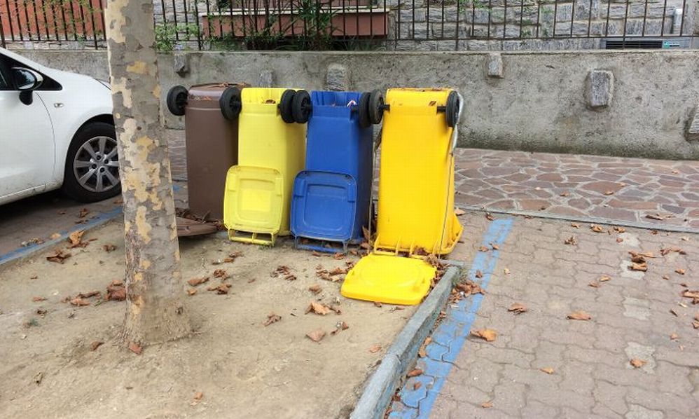 Ma come cavolo si fa la raccolta dei rifiuti a Diano Marina? E tutti sembrano fregarsene……