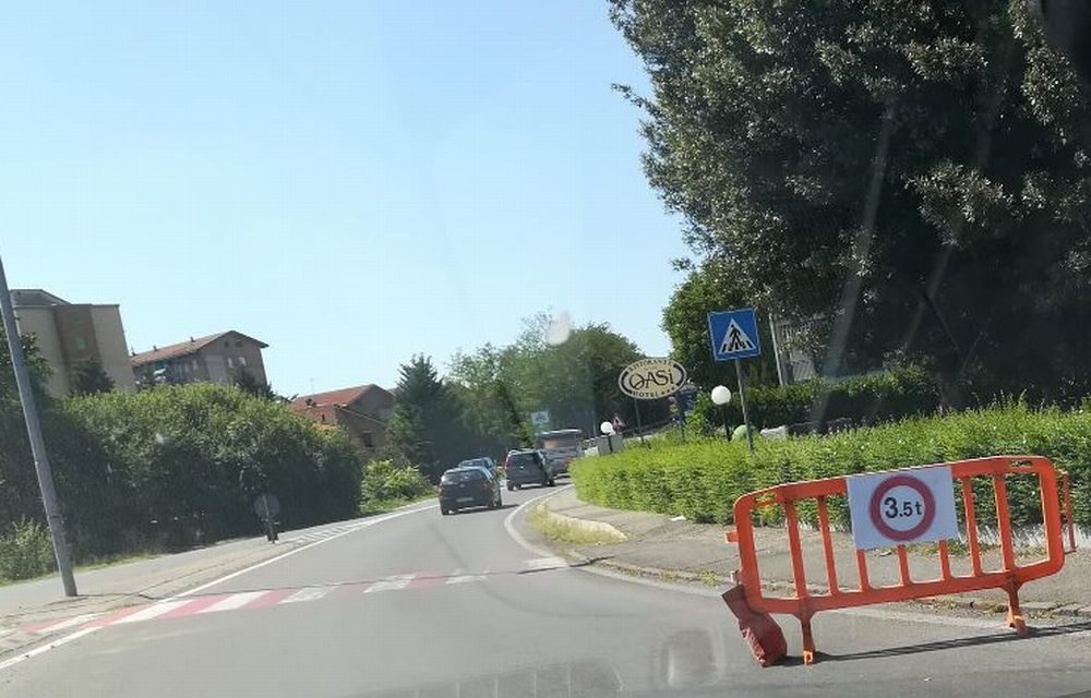 Sul cavalcavia dell’Oasi, a Tortona, i mezzi pesanti passano lo stesso