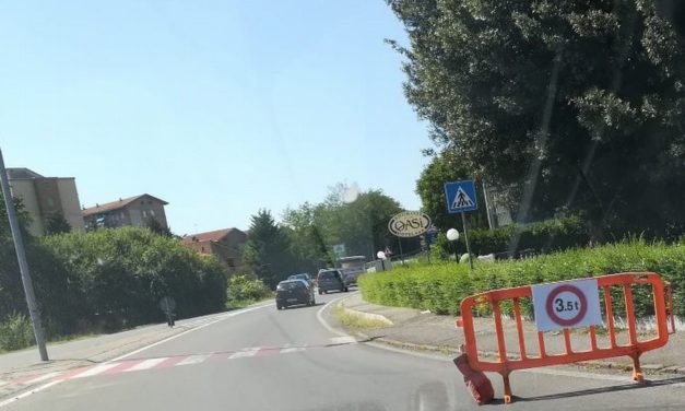 Sul cavalcavia dell’Oasi, a Tortona, i mezzi pesanti passano lo stesso