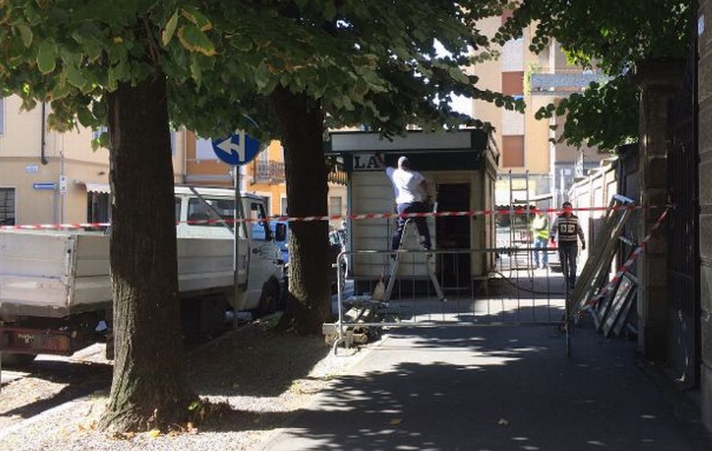 Finalmente si toglie il “Catafalco” dell’ex edicola in via Emilia nord
