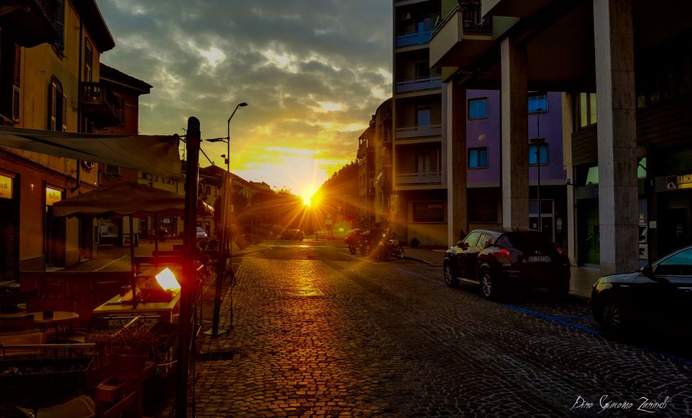 C’è Oggi Tortona: uno splendido tramonto su largo Borgarelli nello scatto di Giacomo Zanardi