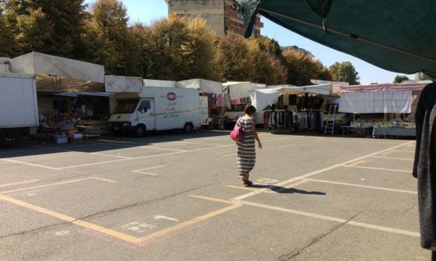 Ampi spazi vuoti al mercato di Piazza Milano a Tortona