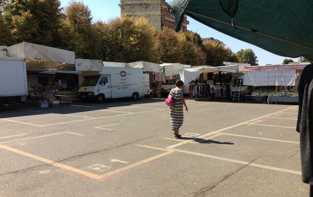 Ampi spazi vuoti al mercato di Piazza Milano a Tortona
