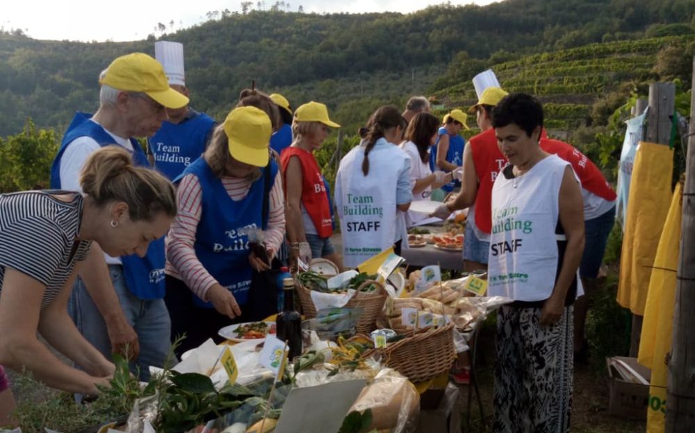 I turisti stranieri nelle vigne di Ranzo per la merenda a km zero