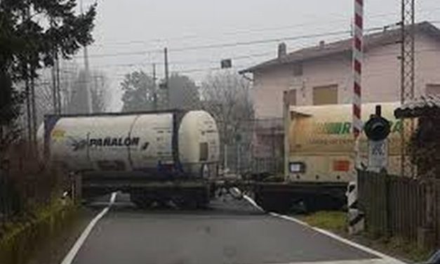 Ad Alessandria il passaggio a livello sulla linea ferroviaria fra Tortona è rimasto ancora aperto mentre passava il treno