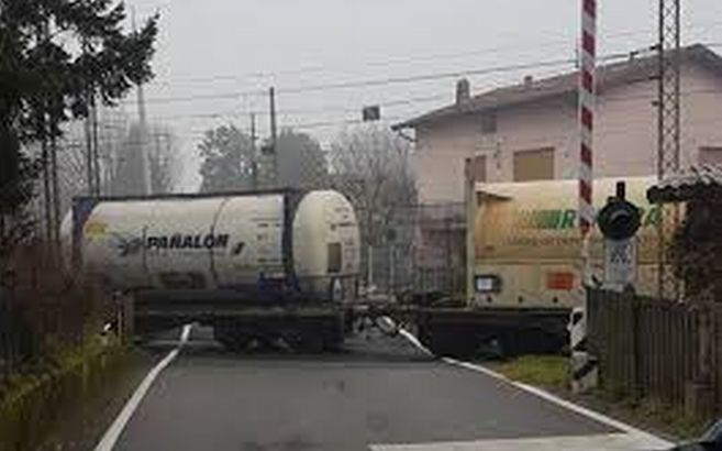 Ad Alessandria il passaggio a livello sulla linea ferroviaria fra Tortona è rimasto ancora aperto mentre passava il treno