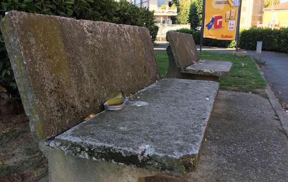 A Tortona mangiano pesce in scatola e lasciano i resti sulla panchina