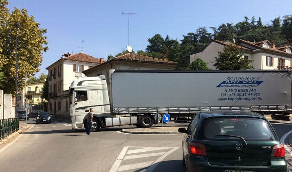 Il navigatore sbaglia e il Tir straniero si “pianta” nella rotonda del Liceo a Tortona. Code e mugugni