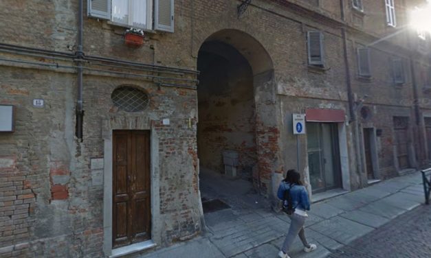 Il cortile della Trinità in centro a Tortona luogo poco raccomandabile frequentato da drogati?