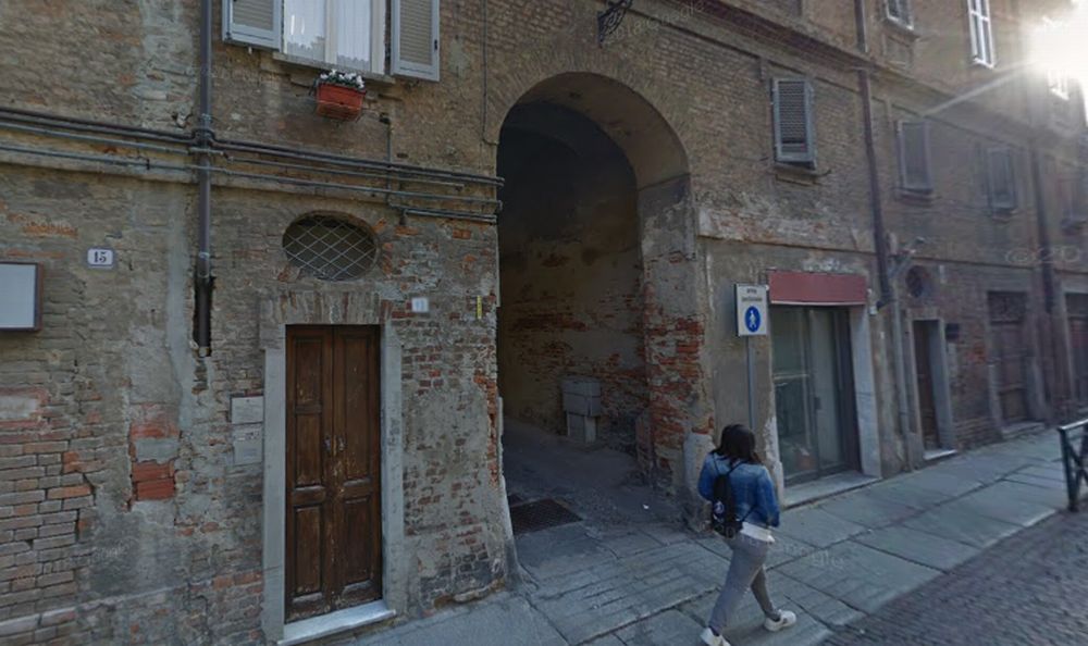 Il cortile della Trinità in centro a Tortona luogo poco raccomandabile frequentato da drogati?