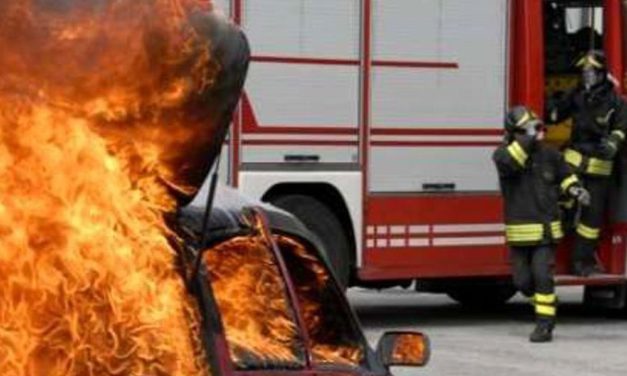 Pulmino di turisti in fiamme alla periferia di Castelnuovo Scrivia e vacanza rovinata